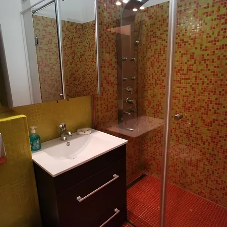 Comfy & Pleasant 10 Min Walk To Downtown Apartament